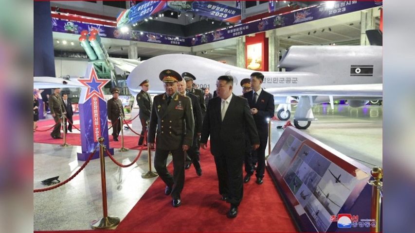 Obrazem: Kim ukázal Šojguovi výkvět severokorejské vojenské techniky